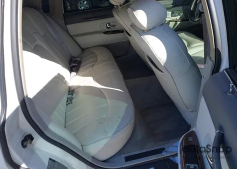 1996 Lincoln Town Car Executive z USA, uszkodzony, nr VIN 1LNLM81W7TY726393